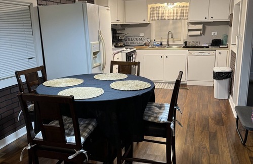 Hadley Cottage | Charming 2-bedroom country cottage with WiFi, AC, 20 minutes from Bowling Green
