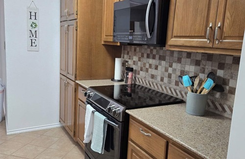Grand Prairie House | Charming 2-bedroom home, close to 6flags, cowboys stadium, lonestar park