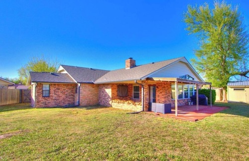 South Oklahoma City House | Charming 2-bedroom house with WiFi, AC, Towels, Linens, washer/dryer.