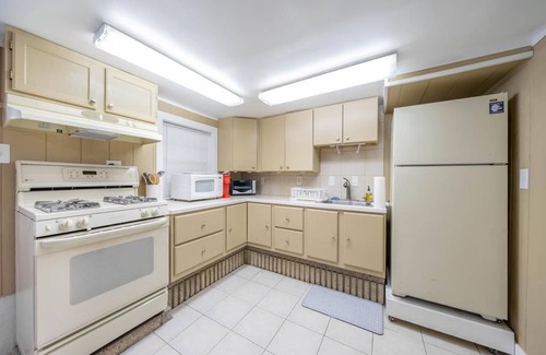Dennisville House | Charming 2 Bedroom Located 2 Blocks from the Beach!