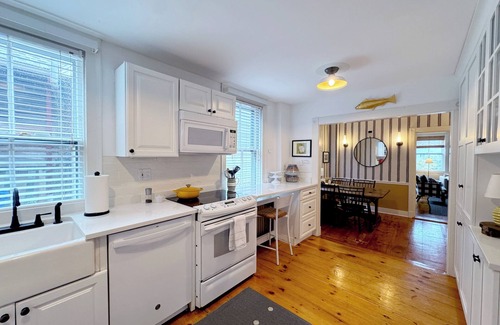 Marblehead Apartment | Charming 2-bedroom apartment in Old Town Marblehead; Near Shopping & Restaurants