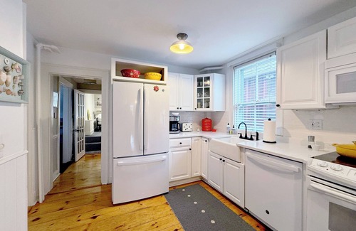 Marblehead Apartment | Charming 2-bedroom apartment in Old Town Marblehead; Near Shopping & Restaurants