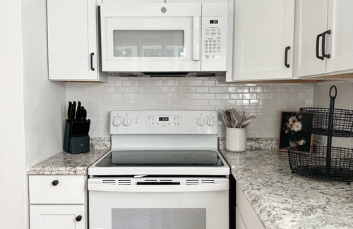 Amesbury Apartment | Charming 2-bedroom apartment w/enclosed porch Amazing Amesbury in town location