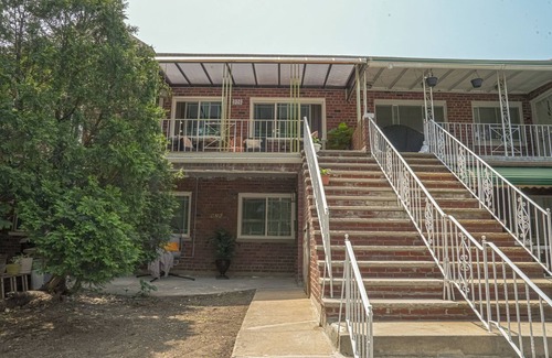 Canarsie Apartment | Charming 2-bedroom apartment with WiFi, AC in wonderful Brooklyn
