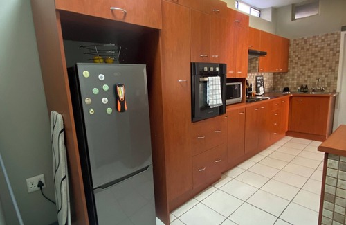 Pretoria Apartment | Charming 2-bedroom apartment in leafy Pretoria with Unlimited WiFi just off R21
