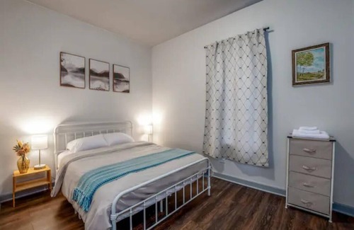 Woodlawn Apartment | Charming 2-bedroom apartment with WiFi and AC in wonderful Chicago