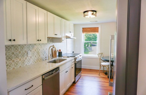 Winchester Apartment | Charming 2-bedroom apartment with AC, WiFi LAKE VIEWS!