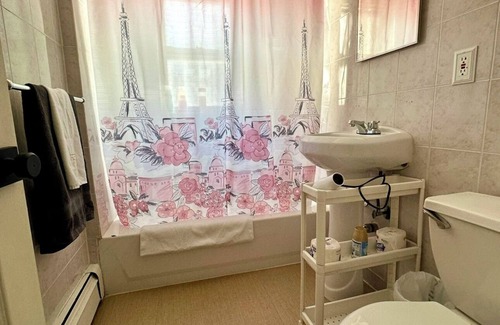 Queens Apartment | Charming 2-bedroom apartment in wonderful Queens with WiFi and Parking