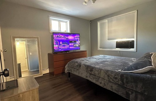 Queens Apartment | Charming 2-bedroom apartment in wonderful Queens with WiFi and Parking
