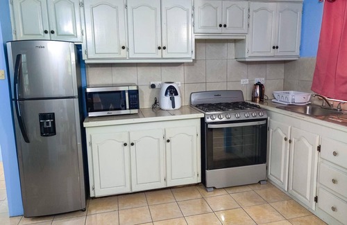 Roseau House | Charming 2-bedroom Apartment with WiFi and AC in Upper, Bath Estate.