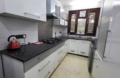 Pitampura Apartment | Charming 2-bedroom apartment with AC, WiFi in enchanting Lok Vihar, Delhi