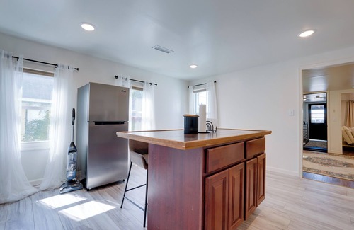 Utica Apartment | Charming 2-bedroom apartment with AC, WiFi in fantastic Utica