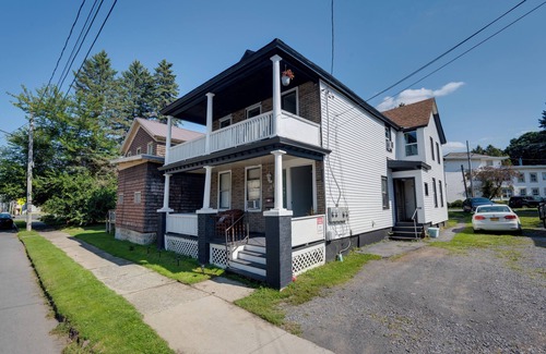 Utica Apartment | Charming 2-bedroom apartment with AC, WiFi in fantastic Utica