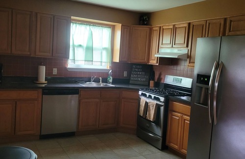 Weequahic Apartment | Charming 2-bedroom apt less than 10 minutes away from EWR and 25 mins from NYC