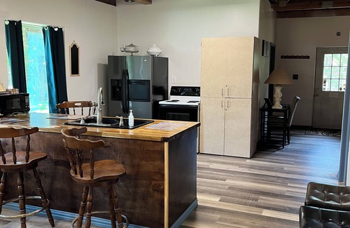 Oakhurst Bed & Breakfast | Charming 2-bedroom bed & breakfast in serene Coldspring with AC, WiFi
