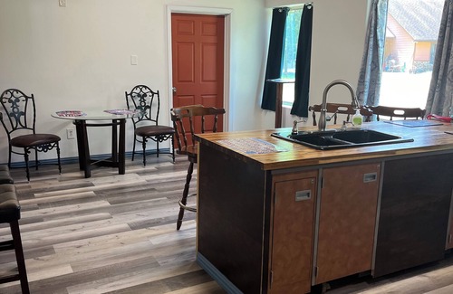 Oakhurst Bed & Breakfast | Charming 2-bedroom bed & breakfast in serene Coldspring with AC, WiFi