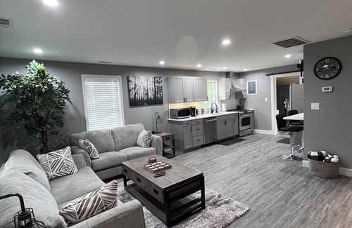 Smithfield House | Charming 2-bedroom bungalow in Smithfield with AC, WiFi, washer and dryer