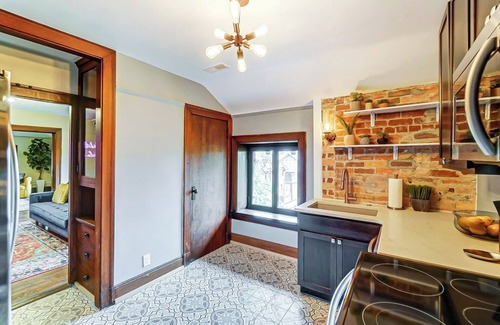 Roselawn Finance Apartment | Charming 2-bedroom carriage house apartment on 2 acre estate