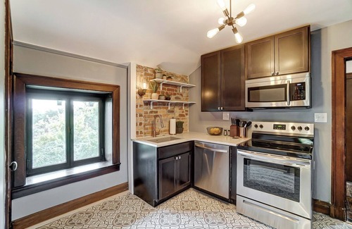 Roselawn Finance Apartment | Charming 2-bedroom carriage house apartment on 2 acre estate