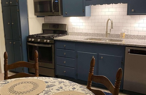 Holly Hill Cottage | Charming 2-bedroom cottage close to I26 and I95; 1 hr from Charleston