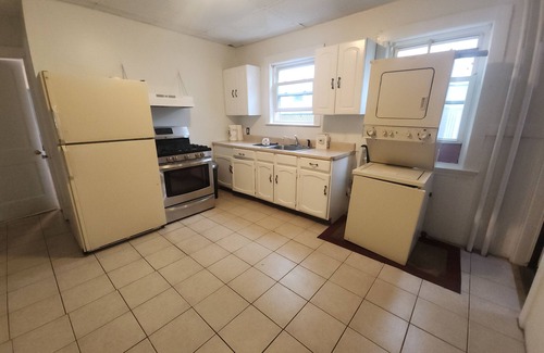 East Somerville Condo | Charming 2-bedroom condo with WiFi, AC in pleasant Somerville