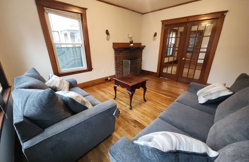 East Somerville Condo | Charming 2-bedroom condo with WiFi, AC in pleasant Somerville