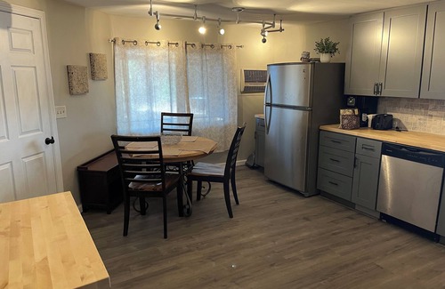 Mariposa Cabin | Charming 2-bedroom cabin Near Yosemite NP, High Speed WiFi in lovely Mariposa