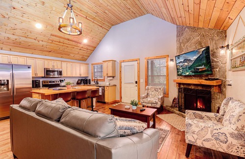 Qualla Cabin | Charming 2-bedroom cabin close to Bryson City with AC, WiFi, Hot tub