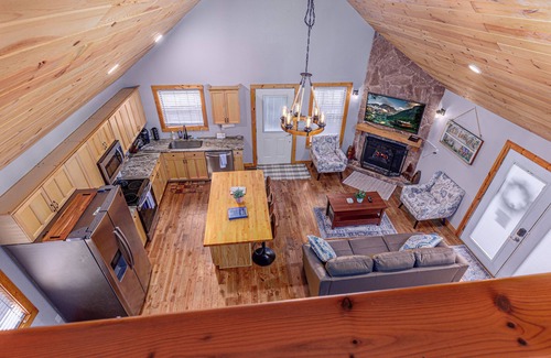 Qualla Cabin | Charming 2-bedroom cabin close to Bryson City with AC, WiFi, Hot tub
