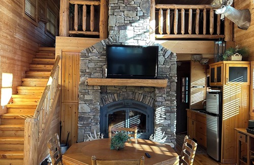 Krakow Cabin | Charming 2 bedroom cabin with WiFi, AC in brilliant Gillett