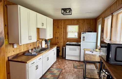 Shawano Cabin | Charming 2-bedroom cabin on Shawano Lake with AC