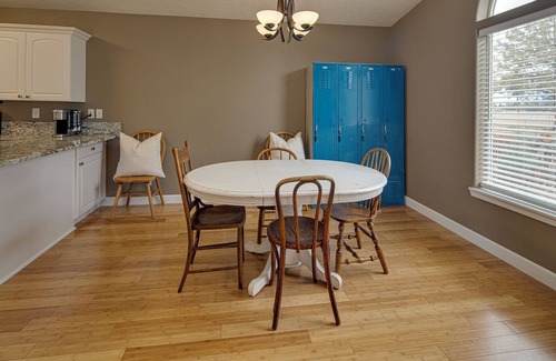 Sisters Condo | Charming 2-bedroom condo walking distance from cozy & quaint downtown Sisters.