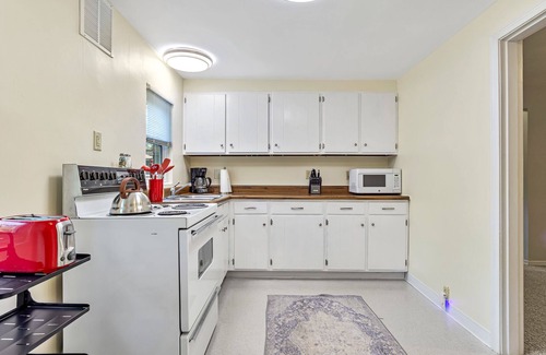 Alton Condo | Charming 2-bedroom condo on the hill in Alton