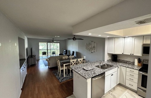 Venice Gardens Condo | Charming 2-bedroom condo with AC, WiFi, in Venice, 2 miles from Venice Island.