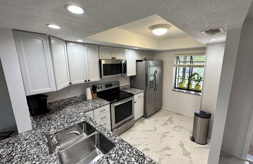Venice Gardens Condo | Charming 2-bedroom condo with AC, WiFi, in Venice, 2 miles from Venice Island.