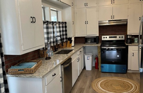 Grayson Cottage | Charming 2-bedroom cottage in adorable Grayson with WiFi, AC