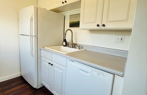 Moss Beach Cottage | Charming 2-bedroom cottage less than one mile to Montara beach