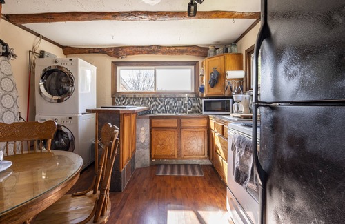 Pomeroy Cabin | Charming 2-bedroom Cottage,rural Southern Ohio. Porch & yard. Pet & kid friendly