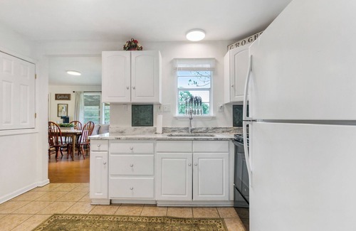 Folsom Cottage | Charming 2-bedroom cottage in lovely Folsom with WiFi, AC and gorgeous views