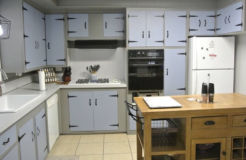 Vernon House | Charming 2-bedroom Craftsman in Vernon with AC, Wi-Fi and large back porch.