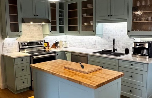Courtenay House | Charming 2-bedroom Duplex with WiFi and AC in Courtenay