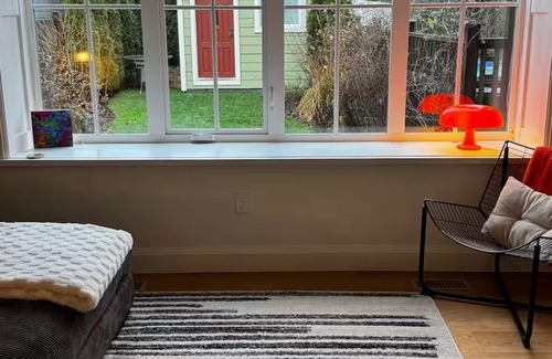 Courtenay House | Charming 2-bedroom Duplex with WiFi and AC in Courtenay