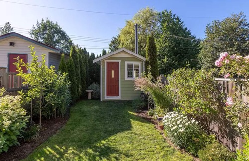 Courtenay House | Charming 2-bedroom Duplex with WiFi and AC in Courtenay