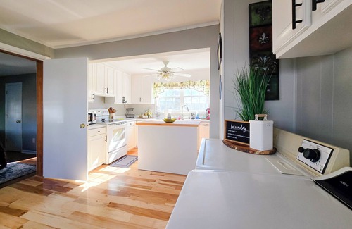 Lemon Springs Other | Charming 2-bedroom farmhouse in peaceful Cameron horse farm with WiFi.