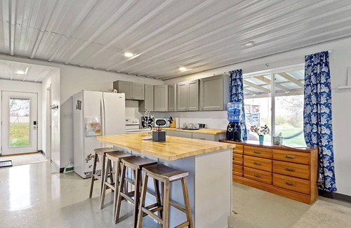 Sheridan House | Charming 2-bedroom guesthouse with AC, WiFi on a farm close to Grand Park