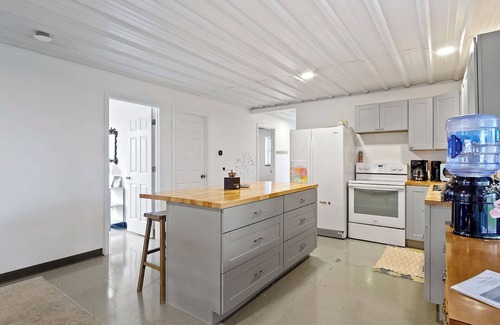 Sheridan House | Charming 2-bedroom guesthouse with AC, WiFi on a farm close to Grand Park