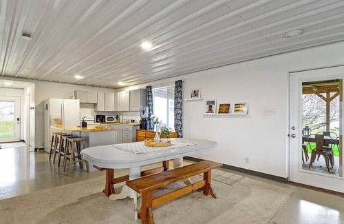 Sheridan House | Charming 2-bedroom guesthouse with AC, WiFi on a farm close to Grand Park