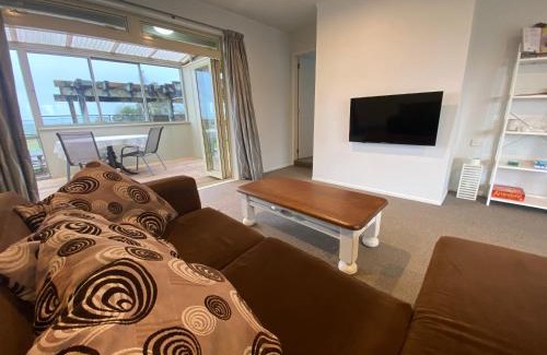 Pukehina House | Charming 2-Bedroom Guest House with Tennis Court and Beach Nearby
