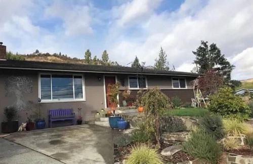 Chenoweth House | Charming 2-bedroom house with a view, attached garage and all the amenities.