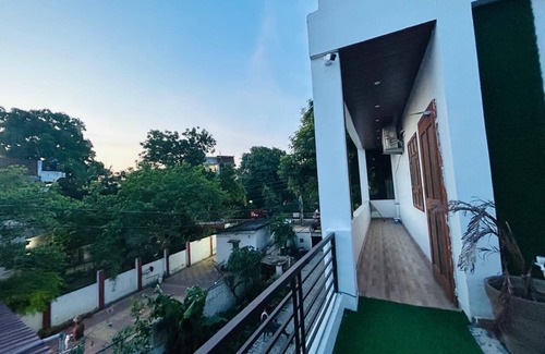 Allahabad House | Charming 2-bedroom house in welcoming Prayagraj with AC, WiFi nOn main road.